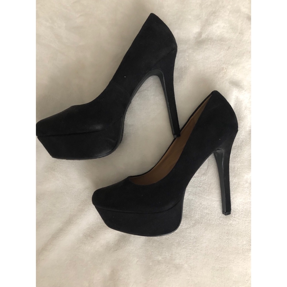 Black Pumps